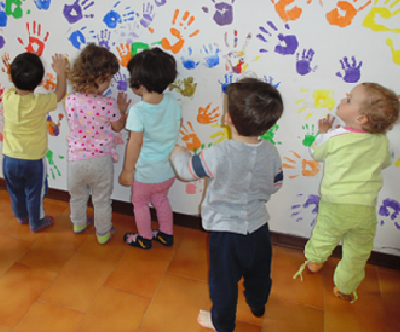 Foto di bimbi che colorano parete