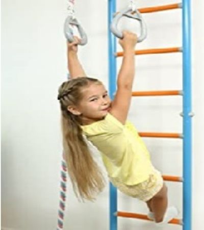 Foto di bambina che svolge esercizi in palestrina